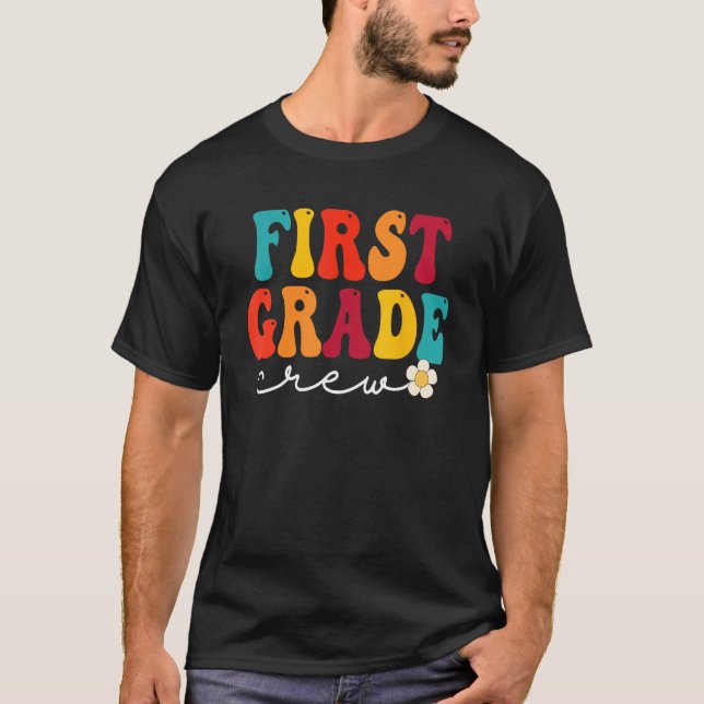 Camiseta First Grade Crew Back to School Retro Teacher Stud (Frente)