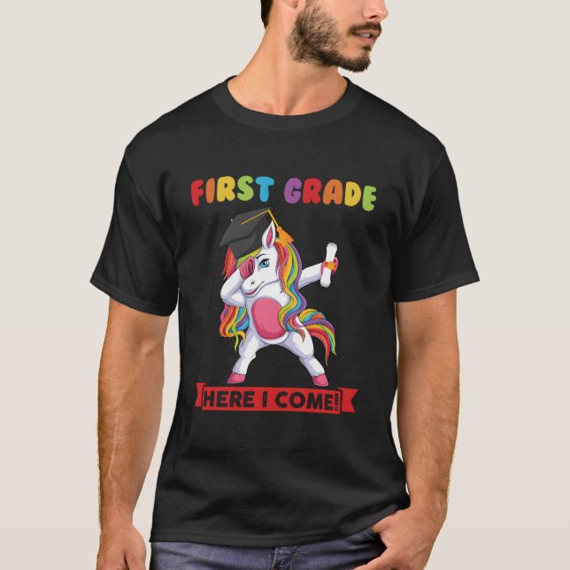 Camiseta First Grade Here I Come First Grade Graduation (Frente)
