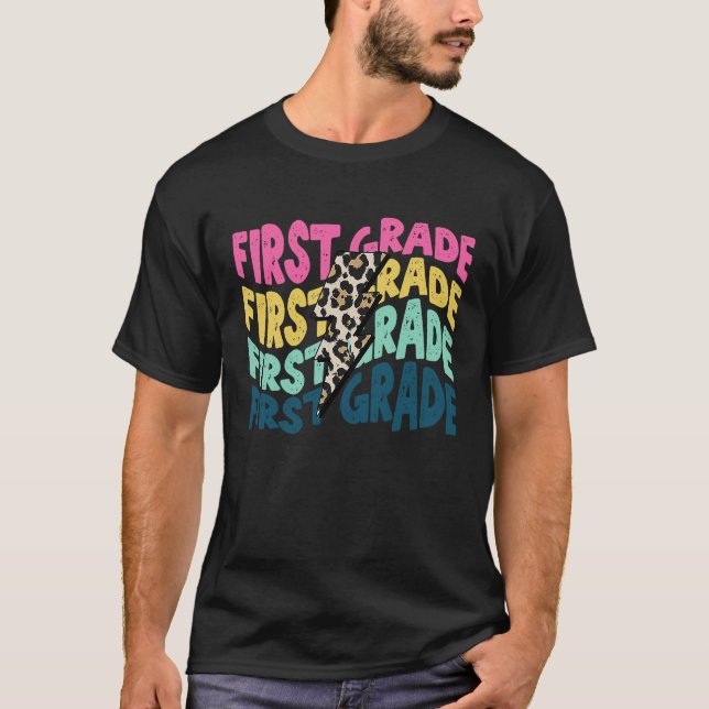 Camiseta First Grade Leopard Lightning Bolt Teacher Back To (Frente)