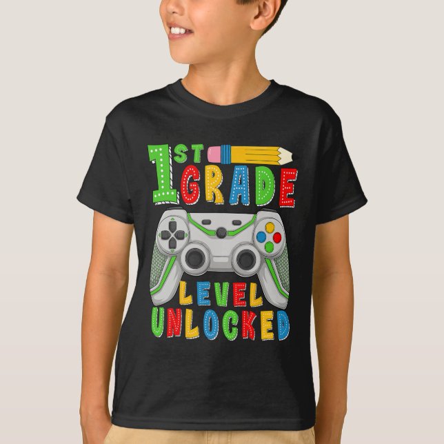 Camiseta First Grade Level Unlocked Ck To School Gamer Boys (Frente)