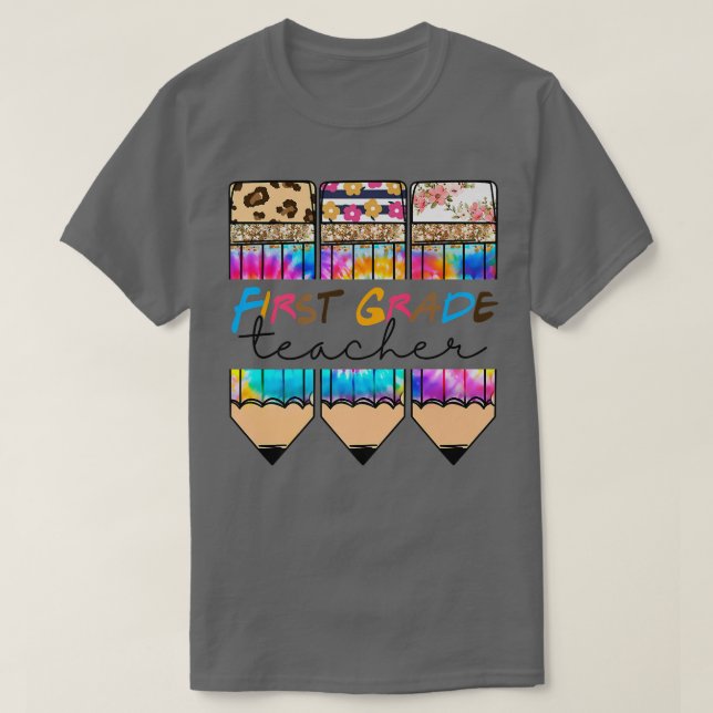 Camiseta First Grade Teacher Leopard Tie Dye Pencil Back To (Frente do Design)