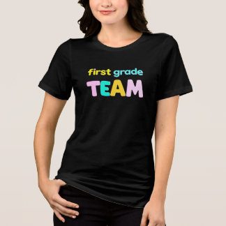 Camiseta First Grade Team – Cute Pastel Teacher Shirt Desig
