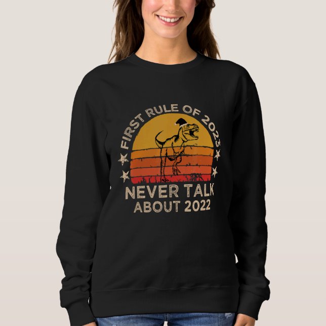 Camiseta First Rule of 2023 Never Talk About 2022 New Year  (Frente)