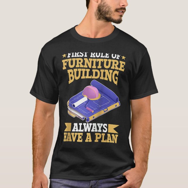 Camiseta First Rule Of Furniture Building Always Have A Pla (Frente)