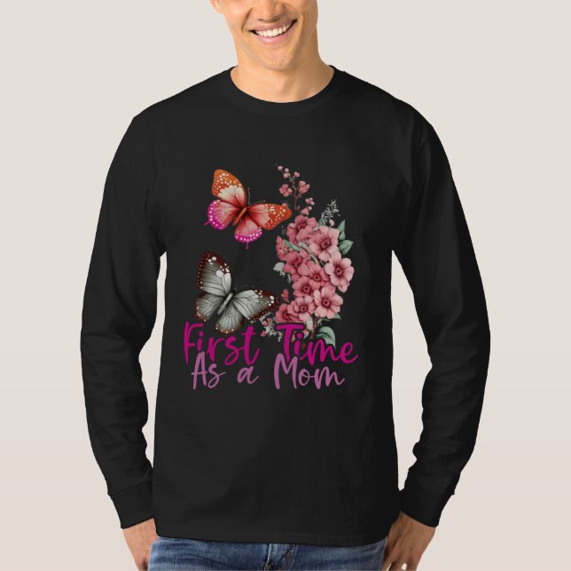 Camiseta First Time As A Mom 2023 Mother s Day 2023 Butterf (Frente)