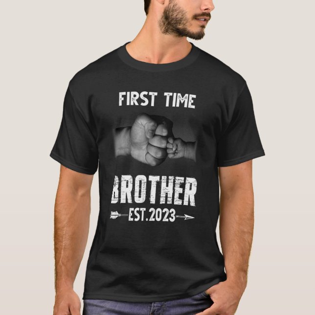 Camiseta First Time Brother Est 2023 Pregnancy Announcement (Frente)