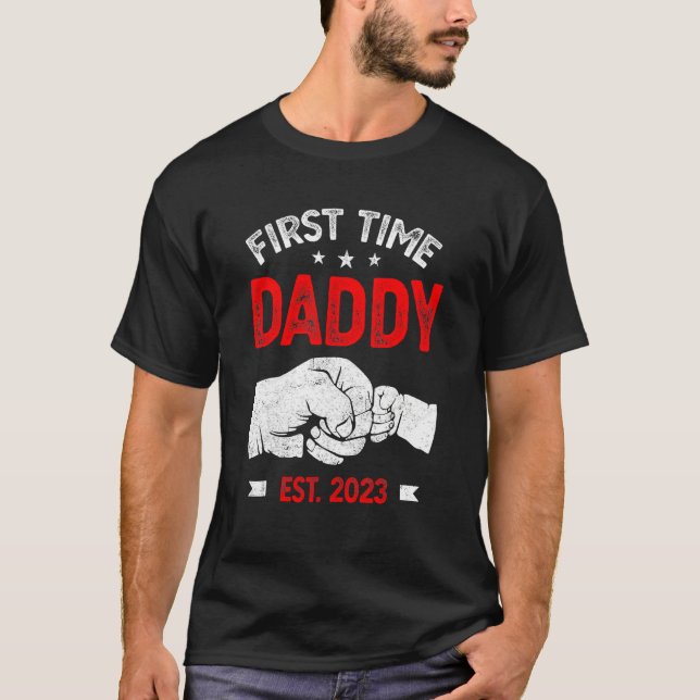 Camiseta First Time Dad 2023 Father s Day Promoted Daddy Me (Frente)