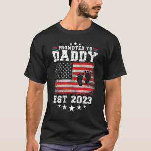 Camiseta First Time Dad Promoted To Daddy Est 2023 USA Flag
