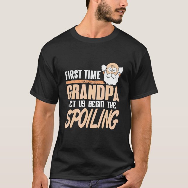Camiseta First Time Grandpa Let Us Begin The Spoiling Prese (Frente)