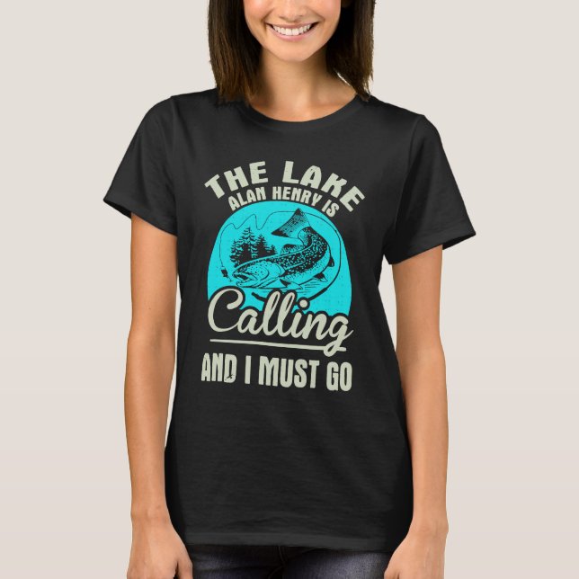 Camiseta Fishing The Lake Alan Henry Is Calling And I Must  (Frente)