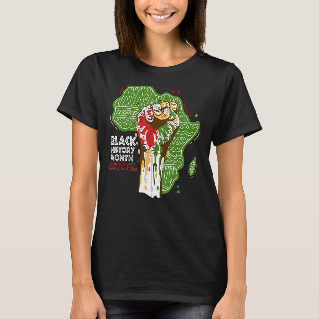 Camiseta Fist Hand Black History Honoring The Past African  (Frente)
