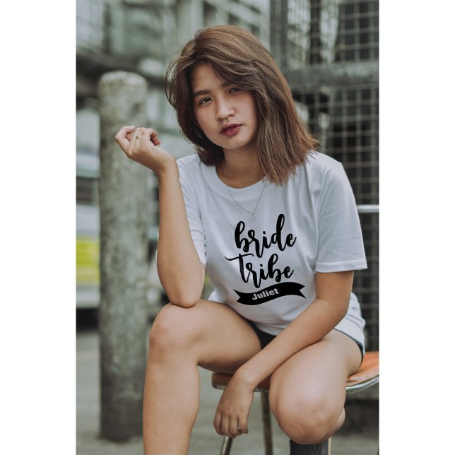 Camiseta Fita de Nome Personalizado Moderno Script Noiva Tr (Criador carregado)