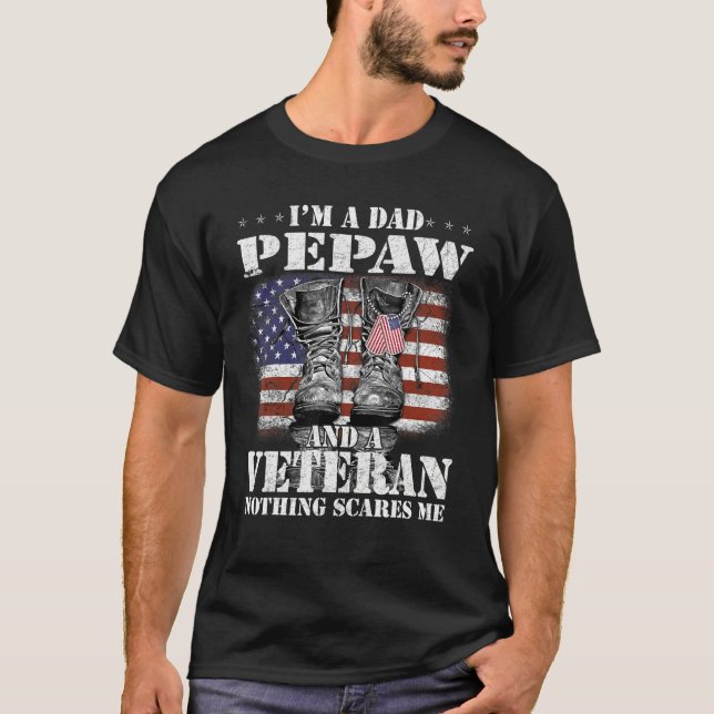 Camiseta Flag I m A Dad Pepaw And A Veteran Nothing Scares  (Frente)