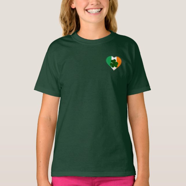 Camiseta Flag of Ireland Heart com Rua Shamrock. Patrick (Frente)
