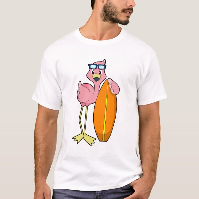 Camiseta Flamingo como Surfista com Prancha de Surfe.PNG (Frente)