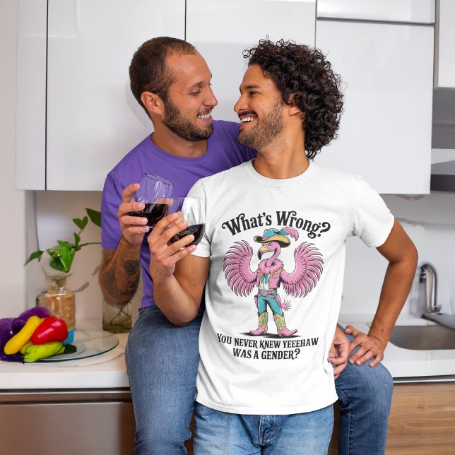 Camiseta Flamingo Drag Queen Cowboy YEEEHAW Pride (male couple toasting their lgbtq pride wearing funny flamingo rodeo drag queen humor tshirt)