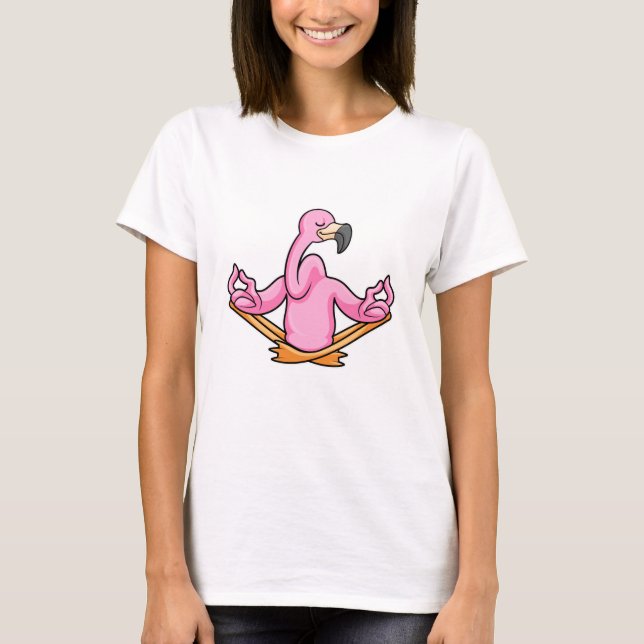 Camiseta Flamingo em Yoga, na perna cruzada (Frente)