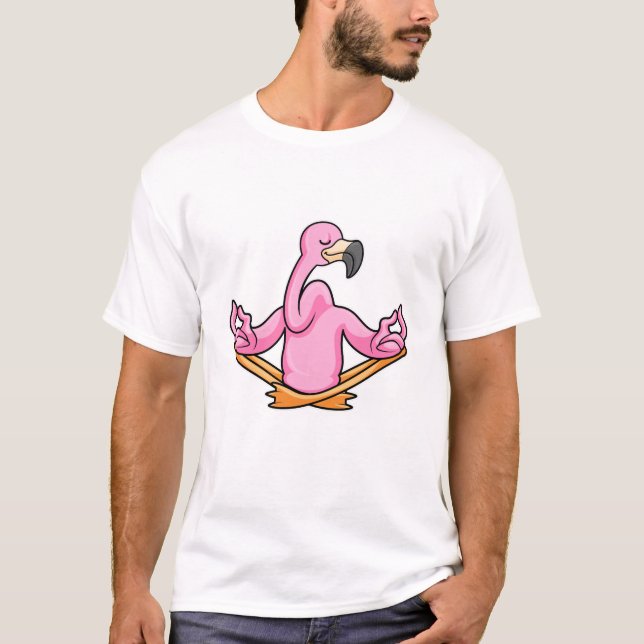 Camiseta Flamingo em Yoga, na perna cruzada (Frente)