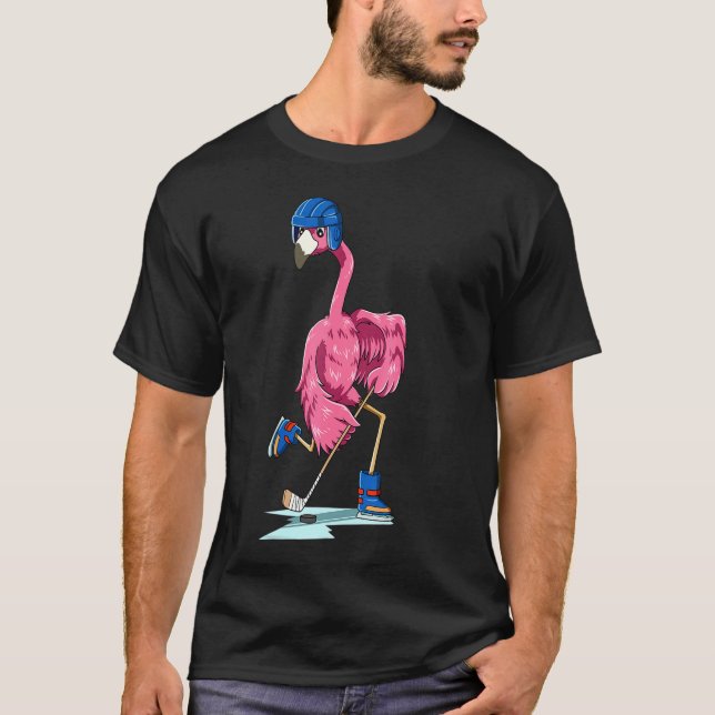 Camiseta Flamingo Hockey Flamingo Jogando Hockey Flamingo (Frente)
