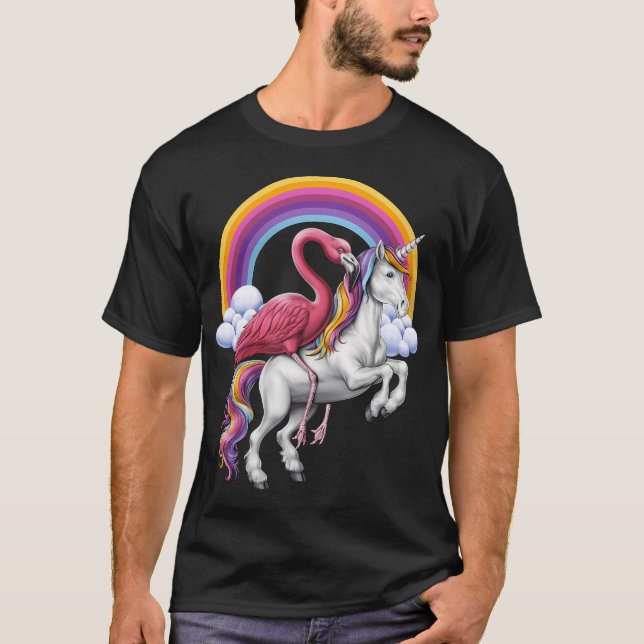 Camiseta Flamingo Montando Unicórnio (Frente)