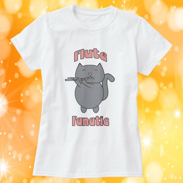 Camiseta Flauta Fanática Gato Cinza Rosa (A tshirt with a gray cat playing the flute and the words "Flute Fanatic" in pink.)
