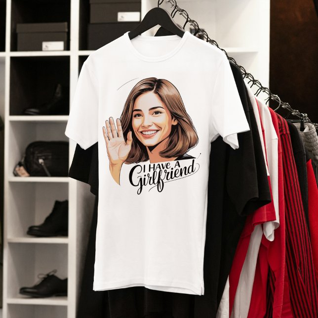 Camiseta Flex De Tecla Baixa: "Eu Tenho Um Namorada" Ilustr (Low-Key Flex: "I Have A Girlfriend" Illustrated Tee I Birthday Depot)