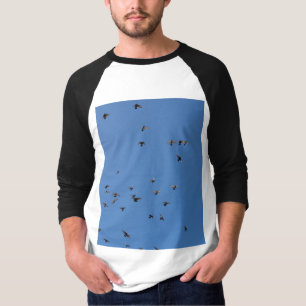 Camiseta Flock of Birds Flying in Clear Blue Sky with Parag