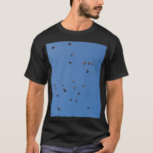 Camiseta Flock of Birds Flying in Clear Blue Sky with Parag