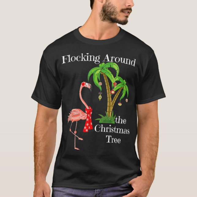 Camiseta Flocking Around The Christmas Tree Flamingo With P (Frente)
