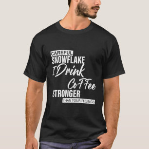 Camiseta Floco de Neve Cuidadoso Eu Tomo Café Mais Forte