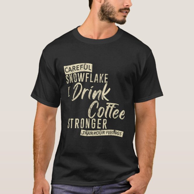 Camiseta Floco de Neve Cuidadoso Eu Tomo Café Mais Forte (Frente)