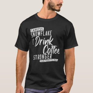 Camiseta Floco de Neve Cuidadoso Eu Tomo Café Mais Forte Qu