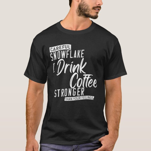 Camiseta Floco de Neve Cuidadoso Eu Tomo Café Mais Forte Qu (Frente)