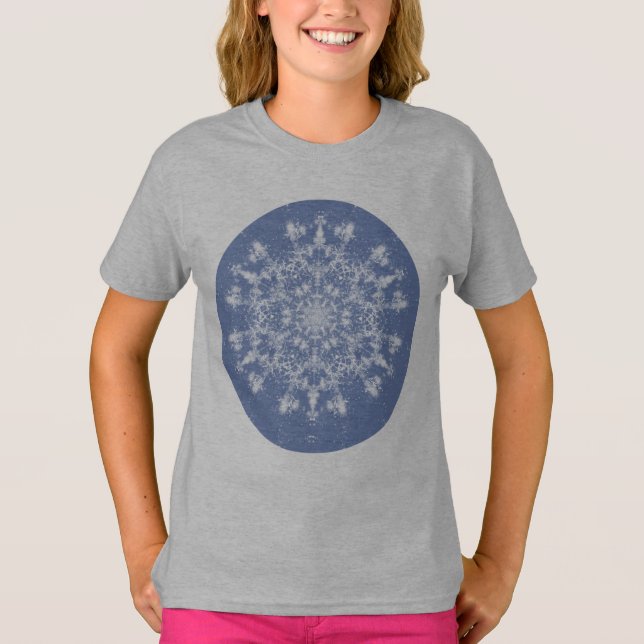 Camiseta Floco de neve Fractal abstrato Lacy em Fundo Azul (Frente)