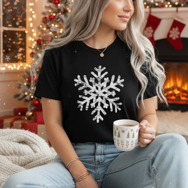 Camiseta Floco de Neve Natalino de Inverno Angustiado (Distressed snowflake design on classic black. Minimalist winter & holiday style for snow lovers! ❄)