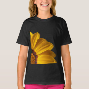 Camiseta Flor amarela sobre fundo preto