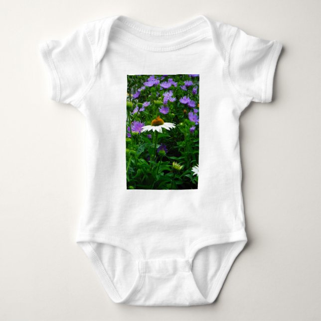 Camiseta Flor de Cone branca, flores roxas e mariposas (Frente)