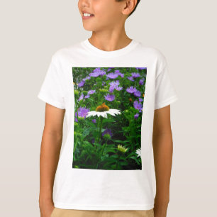 Camiseta Flor de Cone branca, flores roxas e mariposas