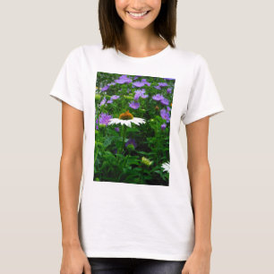 Camiseta Flor de Cone branca, flores roxas e mariposas