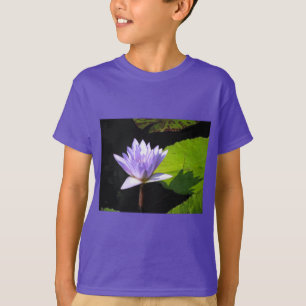 Camiseta Flor do Lilac com as almofadas de Lili em jardins