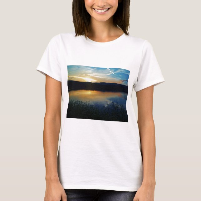 Camiseta Flor selvagem, pôr de sol azul (Frente)
