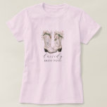 Camiseta Floral Cowgirl Boots Noiva Pink Personalizado<br><div class="desc">Reúna sua turma de noivas em estilo com esta vaqueira de aquarela bota na vara—perfeita para fins de semana de solteiros de temas ocidentais, getaways de rancho rústicos ou comemorações de country-chic. Com botas florais suaves e um nome de script personalizado, é feito para noivas e seus amigos que trazem...</div>