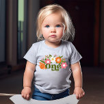 Camiseta Floral Refletor Cujo | Primeiro Aniversário do Beb<br><div class="desc">Esta camisa de primeiro aniversário super fofa apresenta um design floral desenhado pela mão,  incluindo margaridas,  em laranja,  rosa,  verde-oliva e branco. A tipografia retrô diz: "Um" em verde-oliva escuro. * Ilustração de Tracey Khalei / Impressões Orabella.</div>