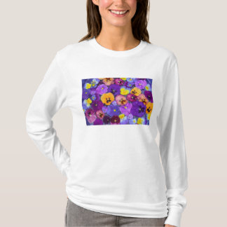 Camiseta Flores de amor-perfeito flutuando em banho de páss