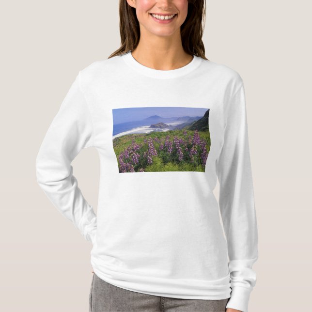 Camiseta Flores de lupino e costa acidentada ao longo (Frente)