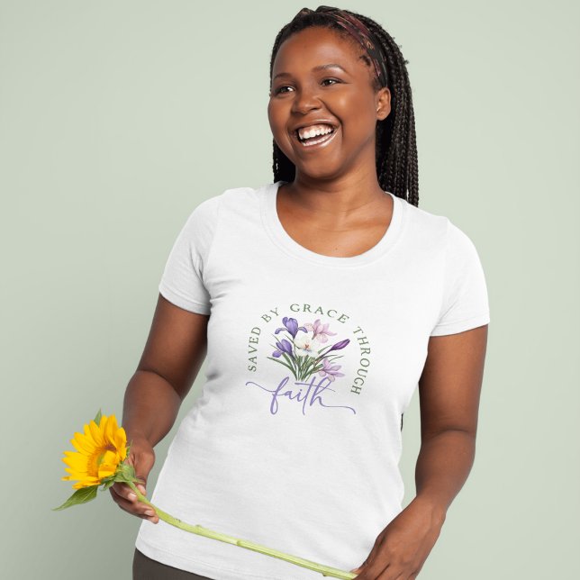 Camiseta Flores de primavera bonito, salvas pela Graça atra (Pretty Spring Flowers Saved by Grace through Faith T-Shirt)