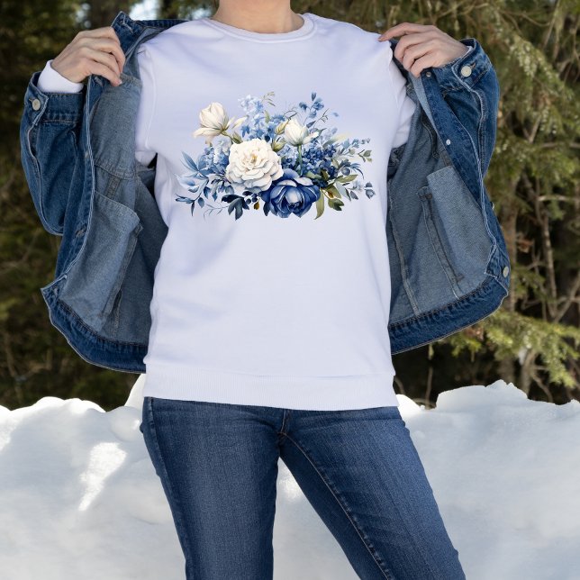 Camiseta Flores Florais Brancas Azuis Aquarela (Blue White Watercolor Floral Flowers on White Sweatshirt)