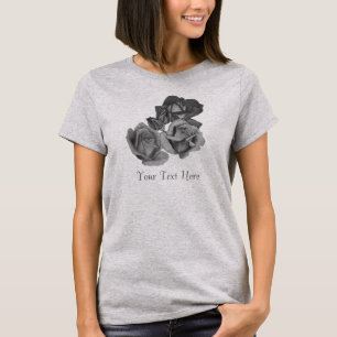 Camiseta flores monocromáticas em rosas negras e brancas