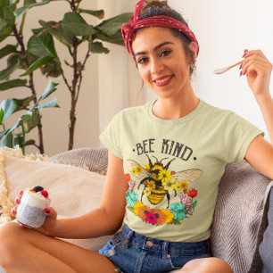 Camiseta Flores Silvestres Gráficas Seja Gentil