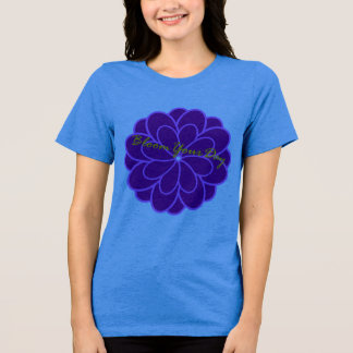 Camiseta "Floresça Ousadamente em Graça Roxa"